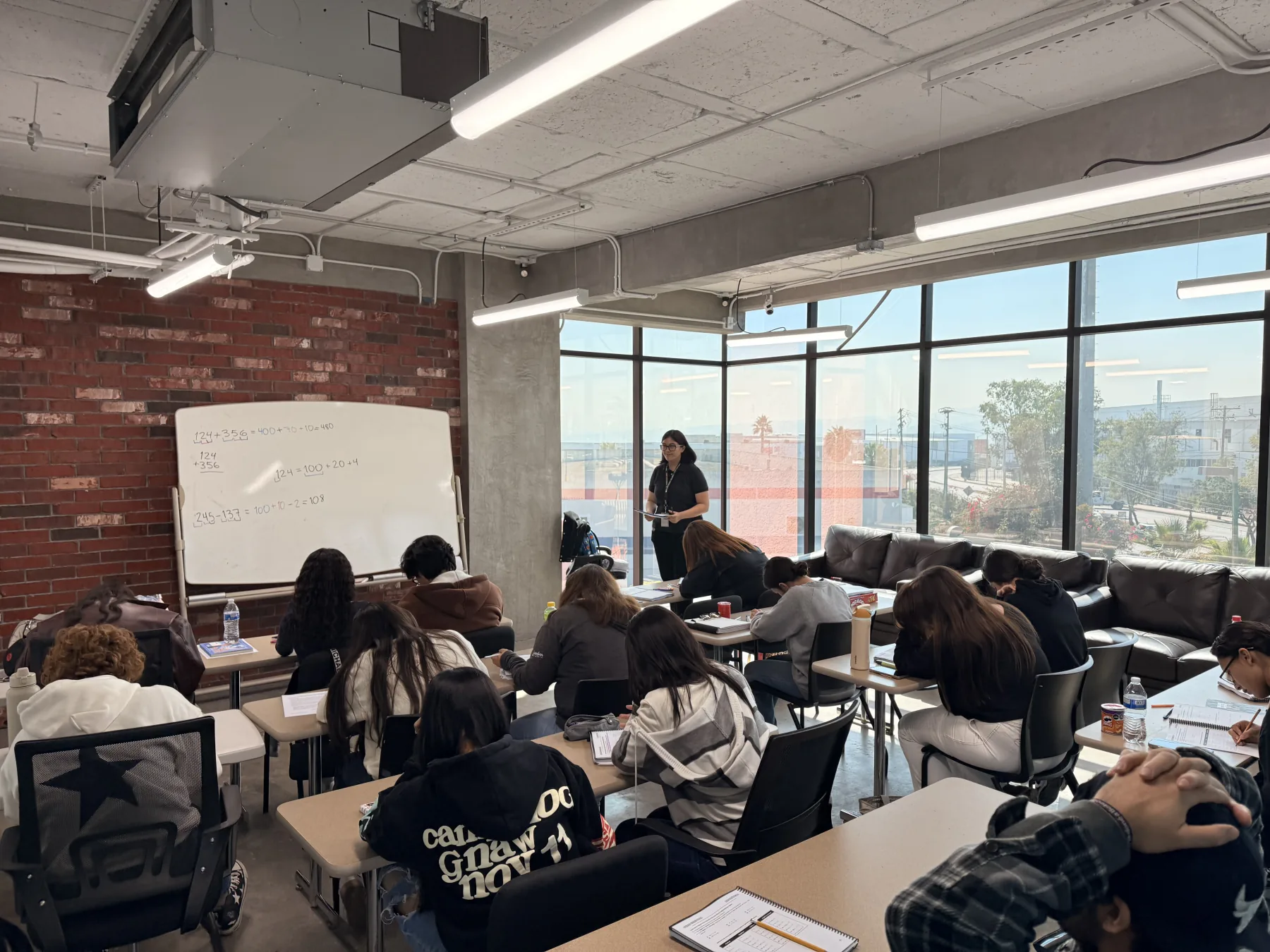 Grupo del Curso UABC trabajando en un aula de Tijuana