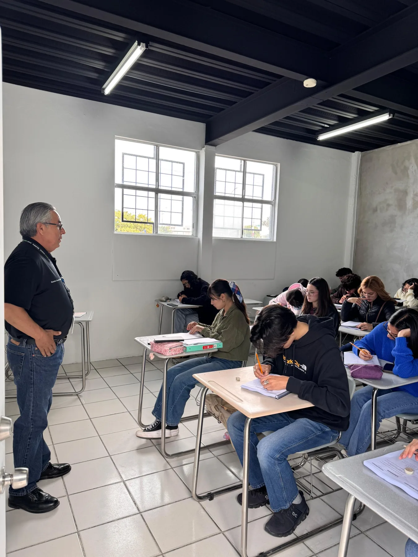 Maestro explicando un tema a estudiantes del Curso UABC
