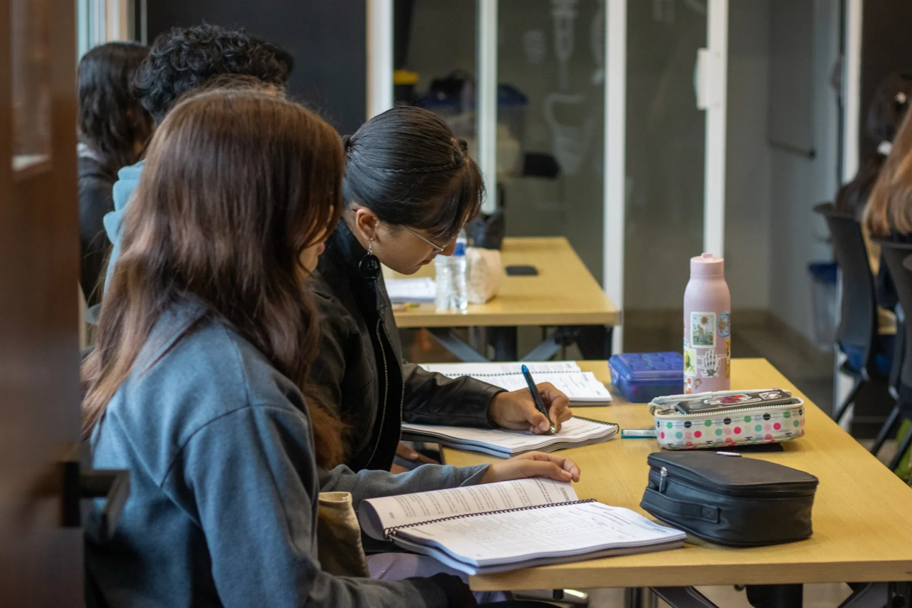 Estudiante con su manual del Curso UABC