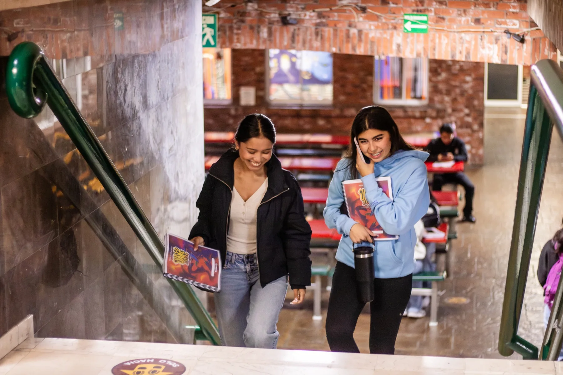 Alumna con su manual impreso de Superfy