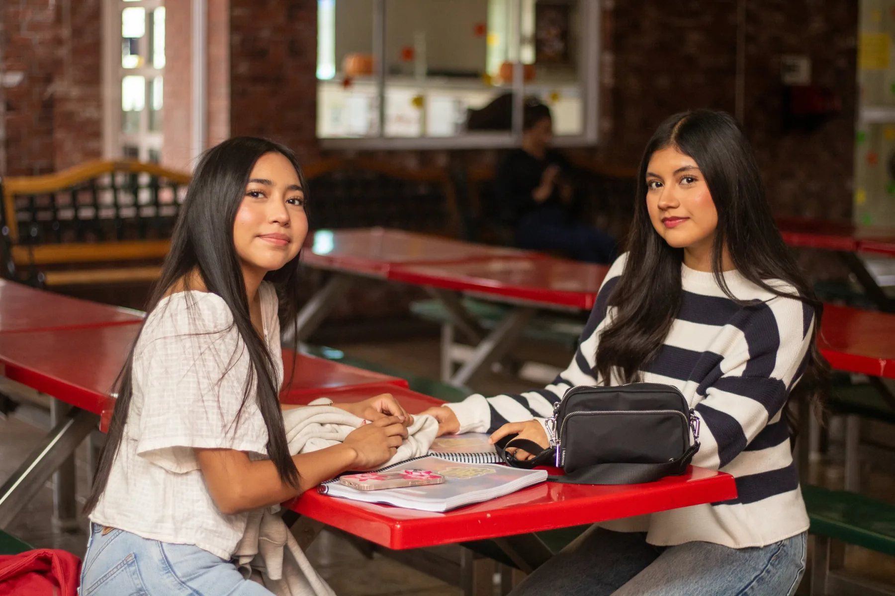 Compañeras del Curso UABC estudiando juntas