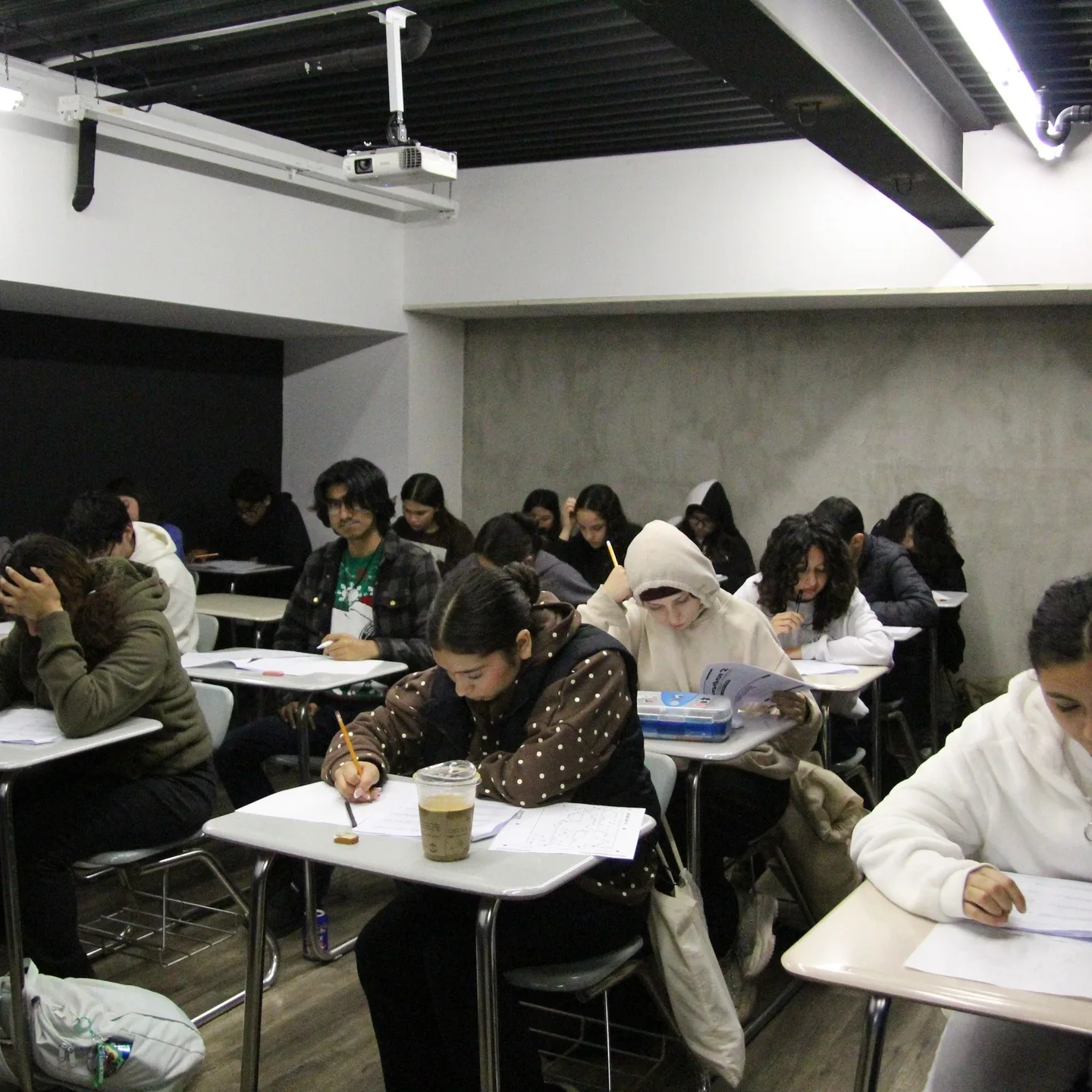 Grupo de alumnos resolviendo una evaluación de práctica