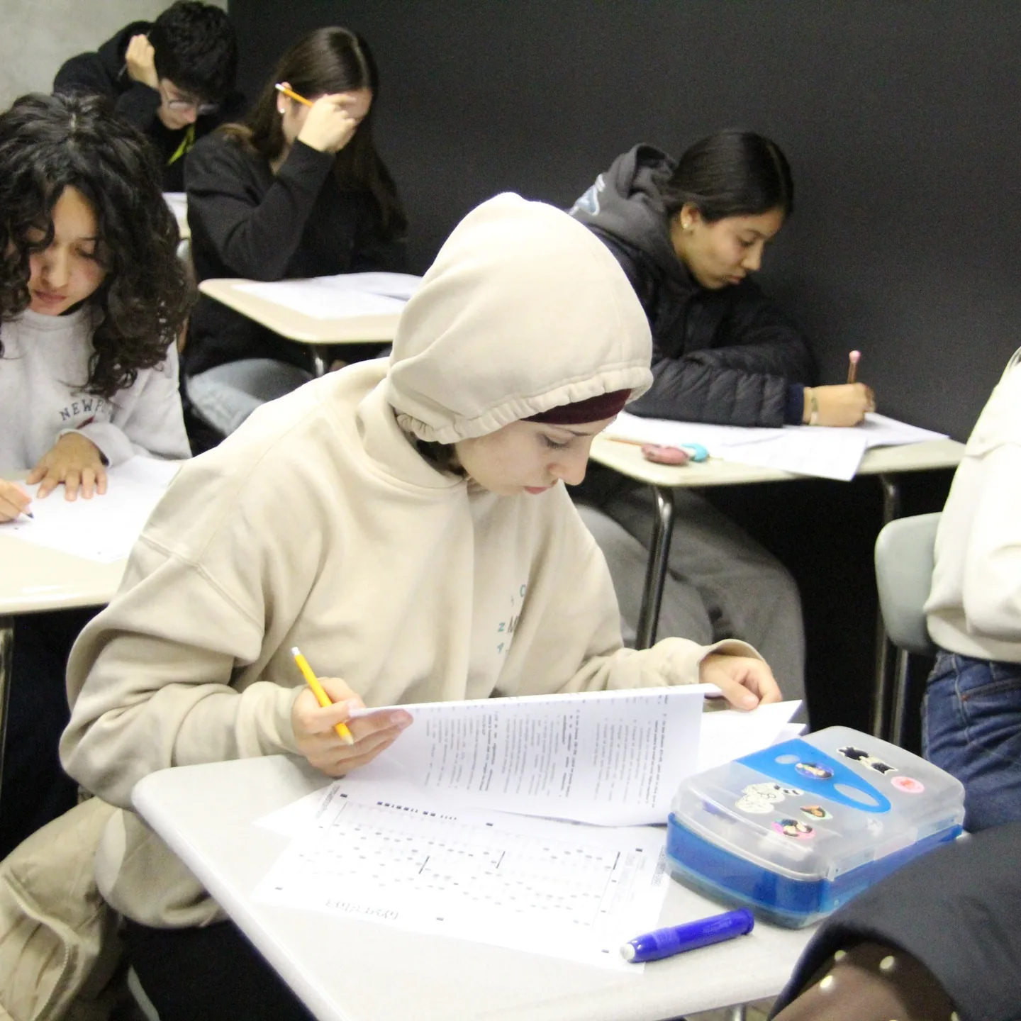 Estudiante resolviendo una evaluación en Superfy