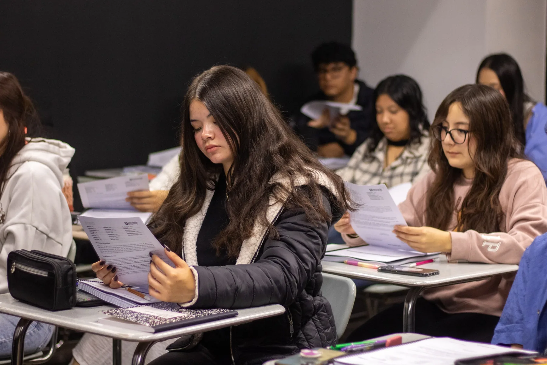 Estudiantes trabajando con sus manuales durante el Curso UABC