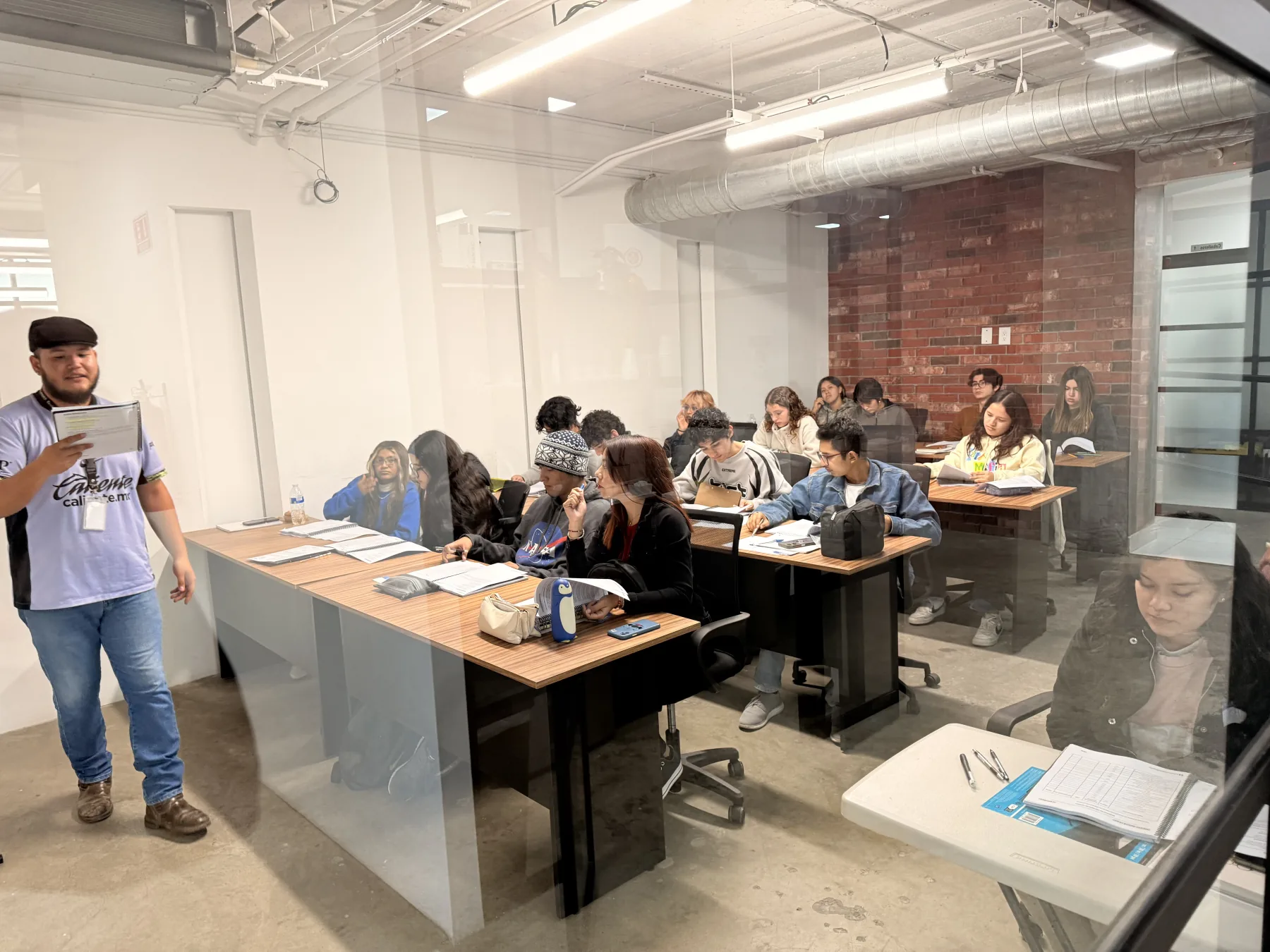 Maestro impartiendo el Curso UABC en un aula de Tijuana