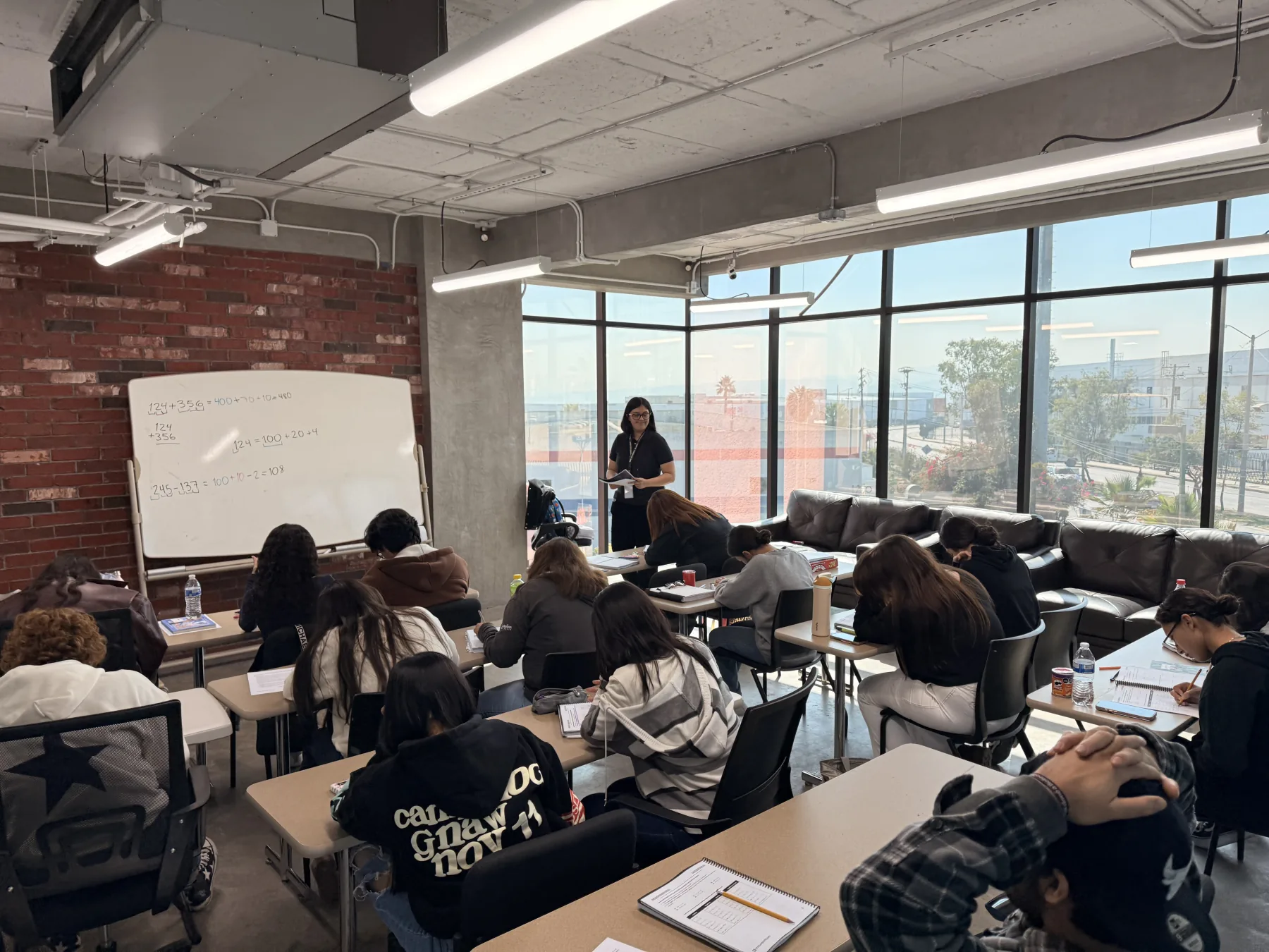 Grupo de estudiantes tomando clase en Superfy Tijuana