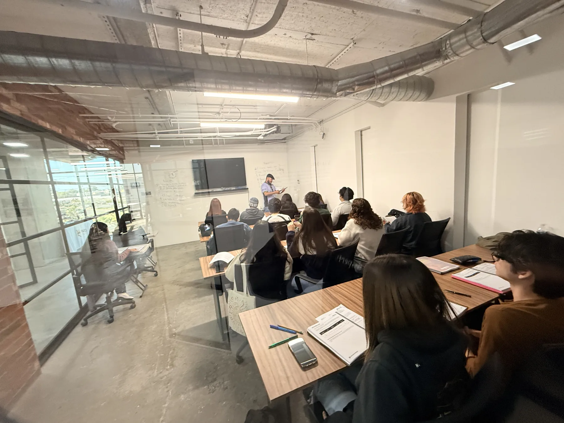 Sesión del Curso UABC en un salón de Superfy