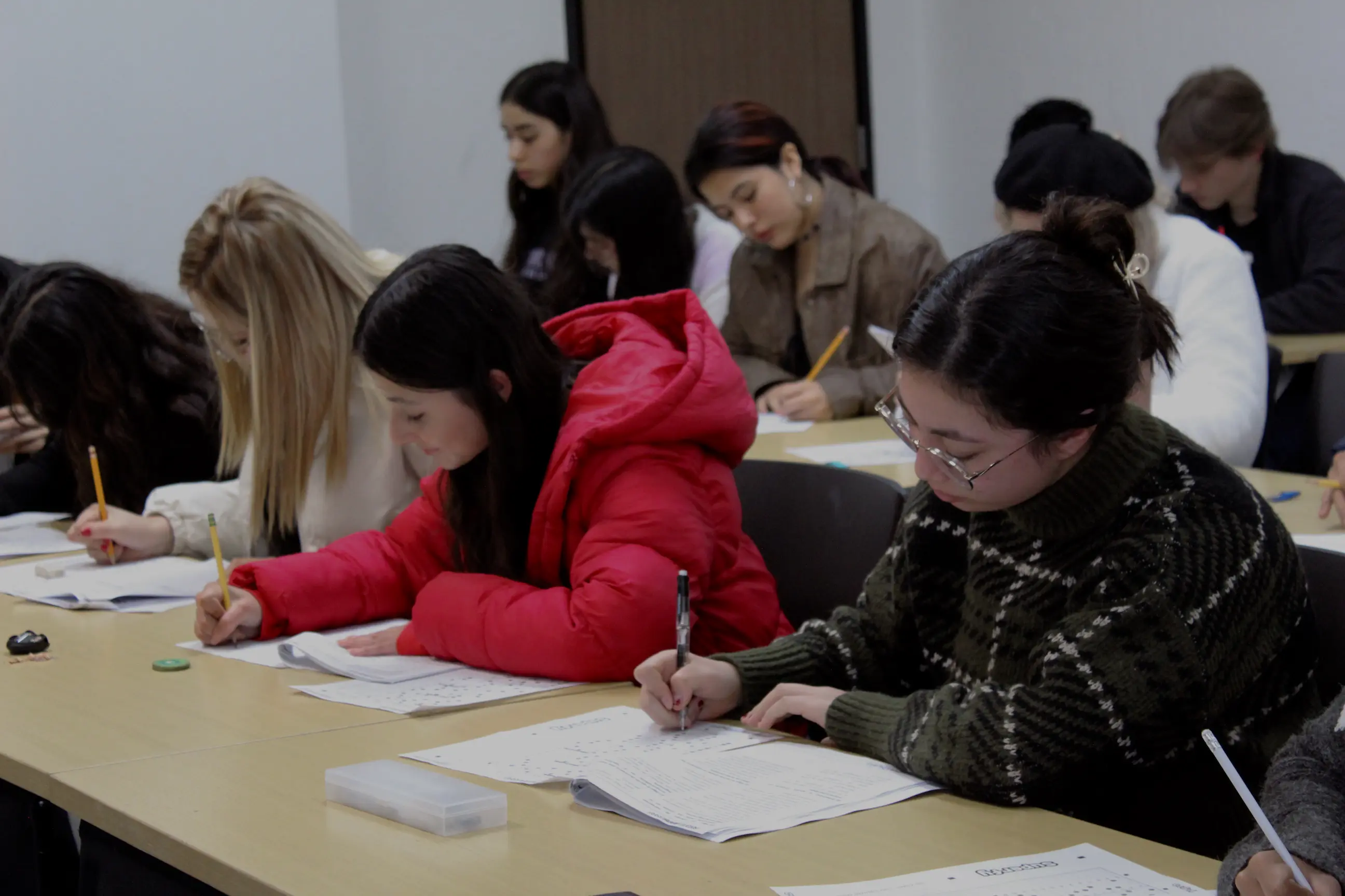 Estudiantes aplicando simulador de examen PFLC en condiciones reales
