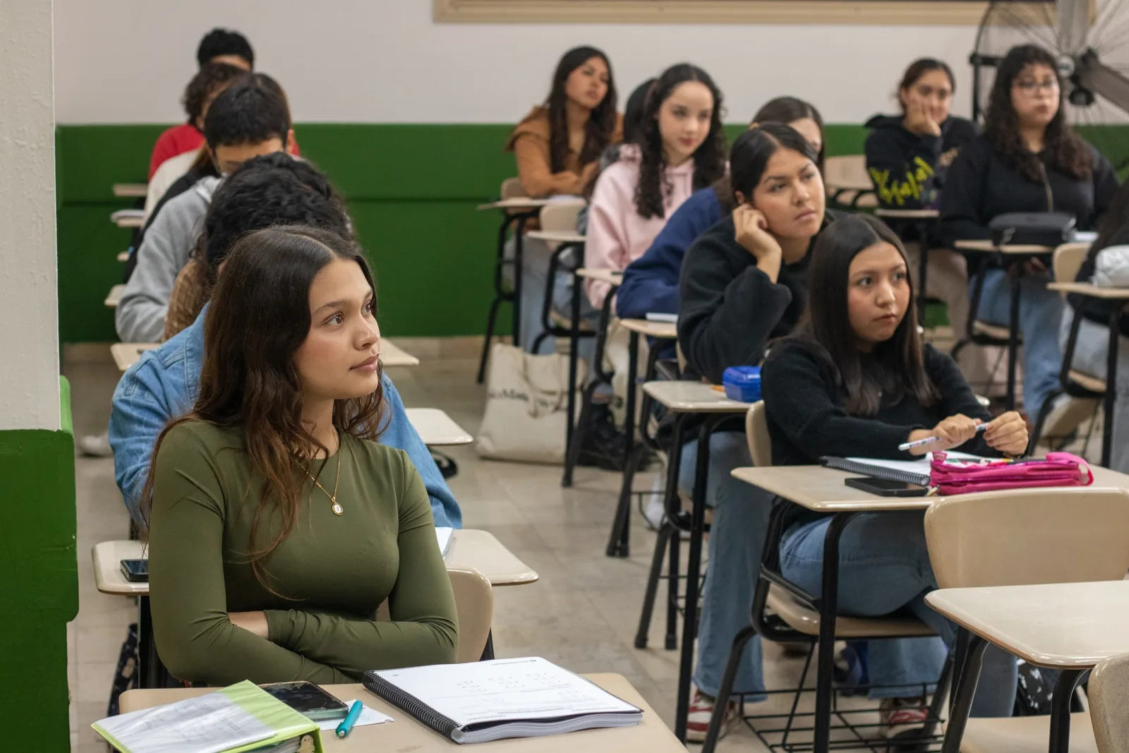 Alumnos del Curso UABC Intensivo durante una clase