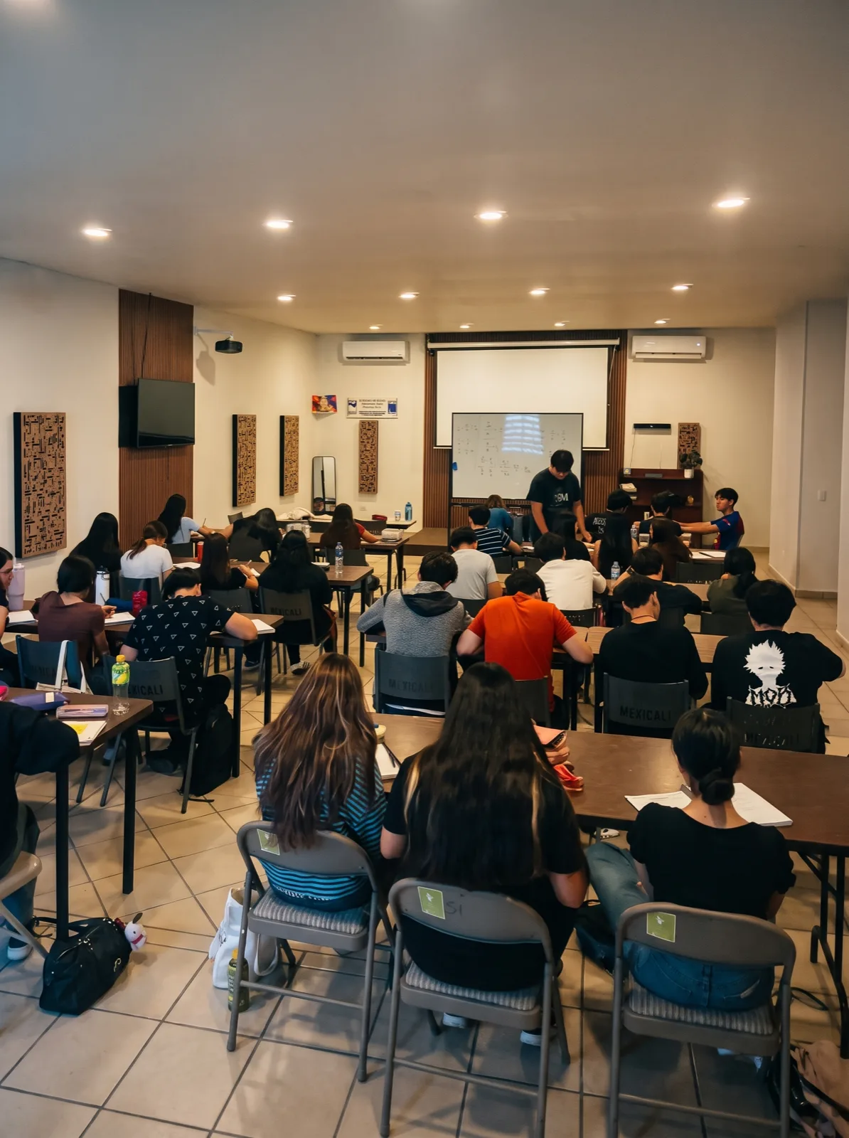 Grupo de estudiantes durante una clase del Curso UABC en Mexicali