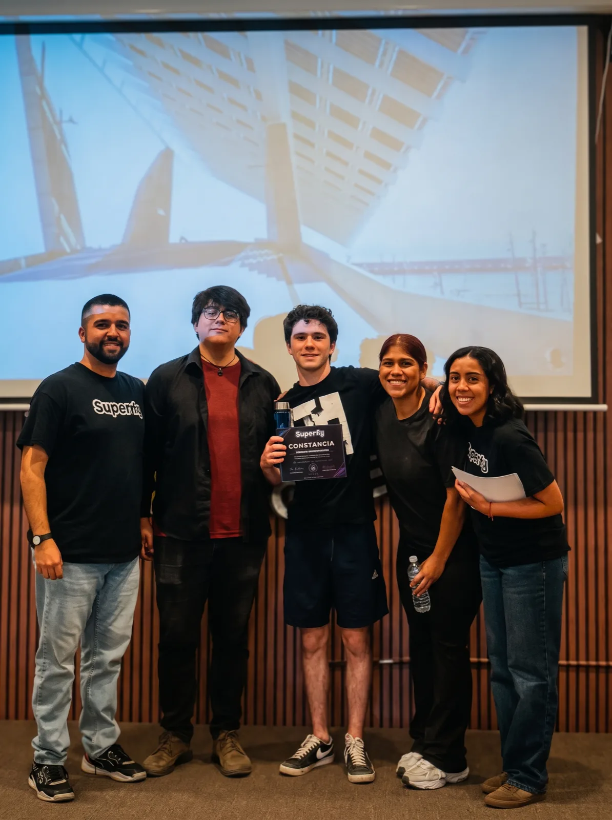 Alumno y equipo de Superfy Mexicali al concluir el Curso UABC