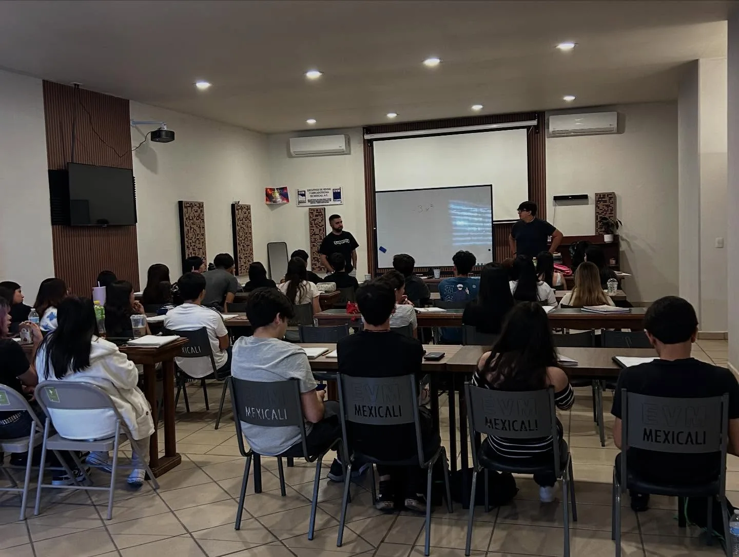 Grupo del Curso UABC Intensivo durante una clase en Superfy Mexicali