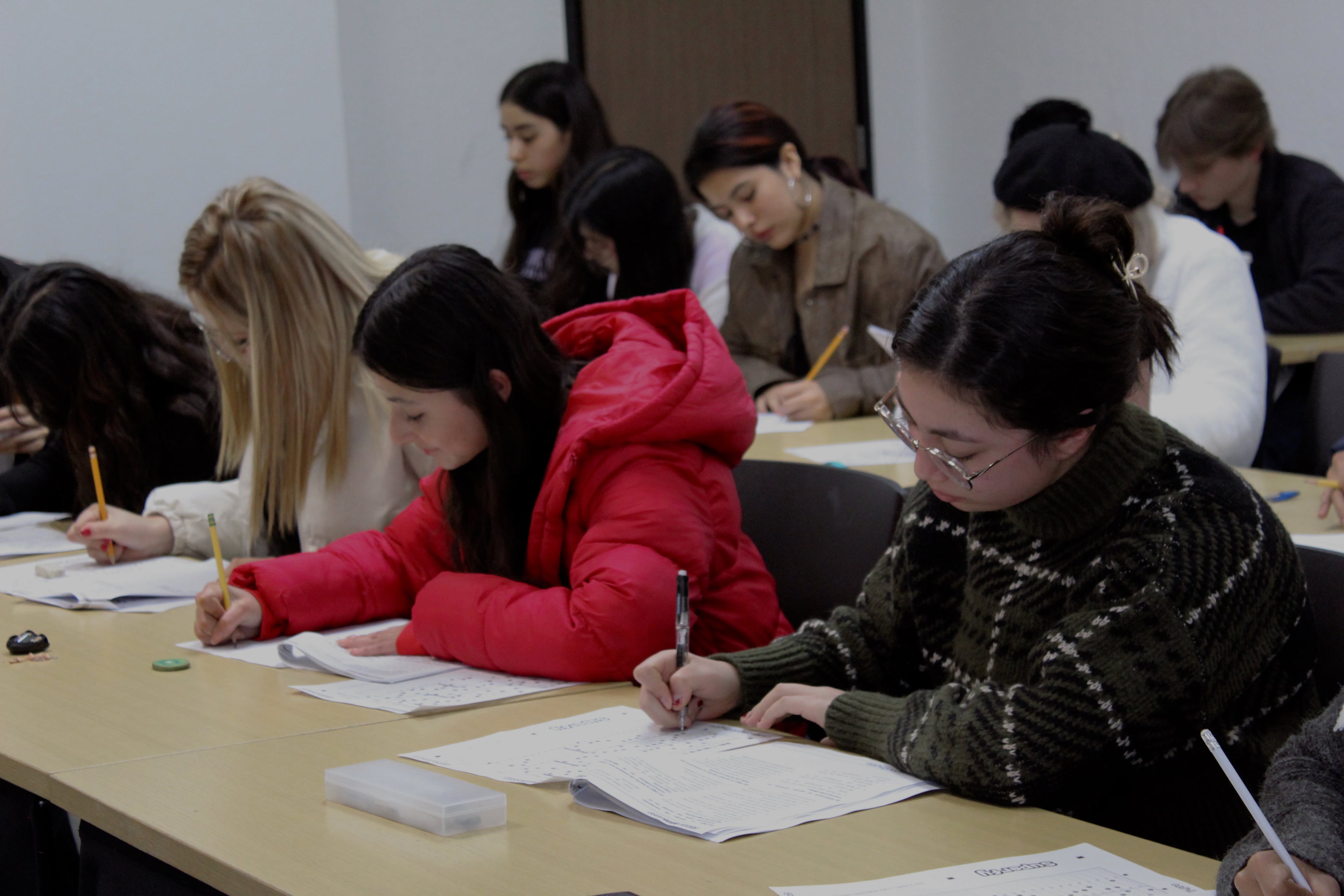Estudiantes aplicando simulador de examen UABC en condiciones reales