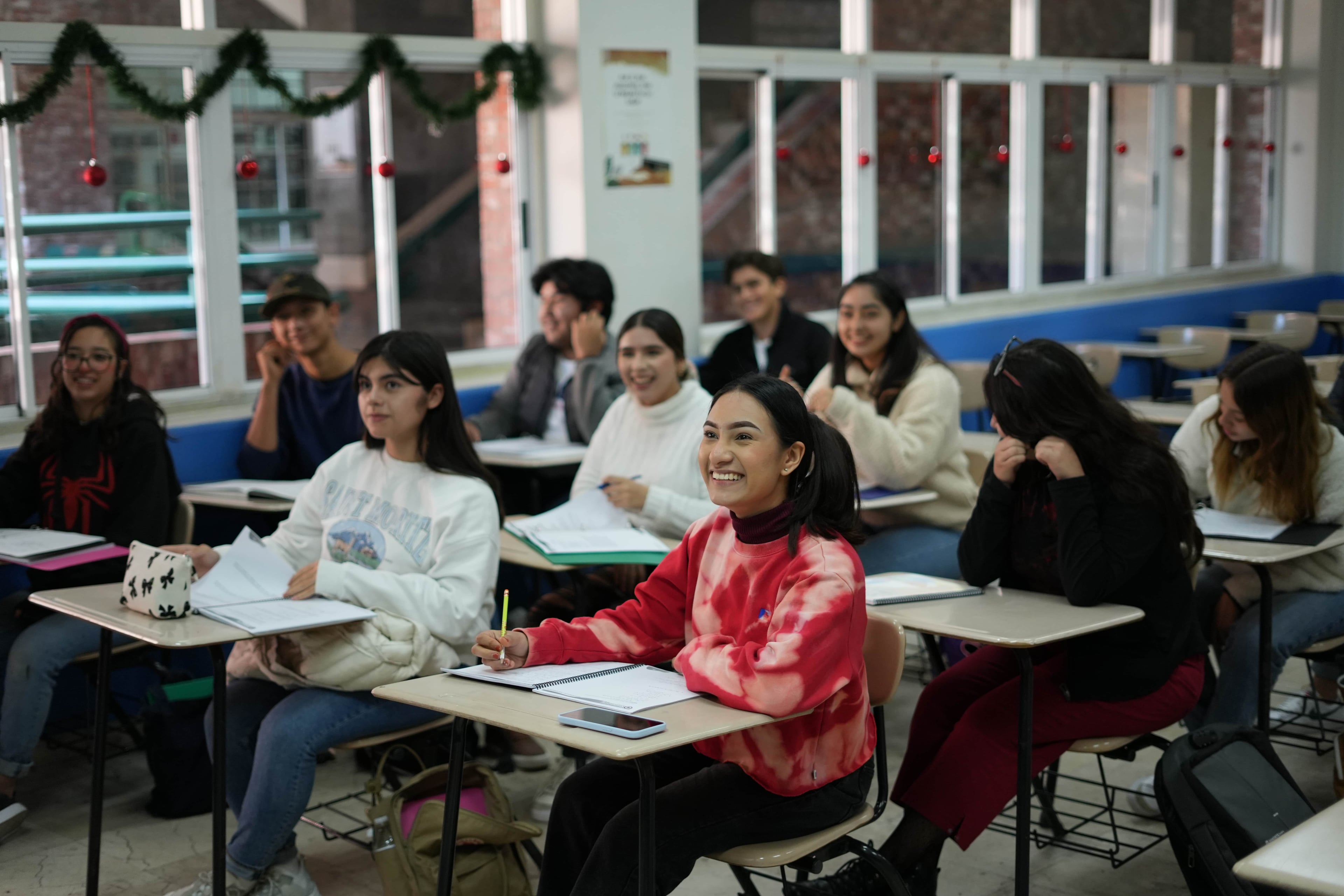 Clase presencial en Superfy con estudiantes interactuando con el profesor en un ambiente dinámico de aprendizaje