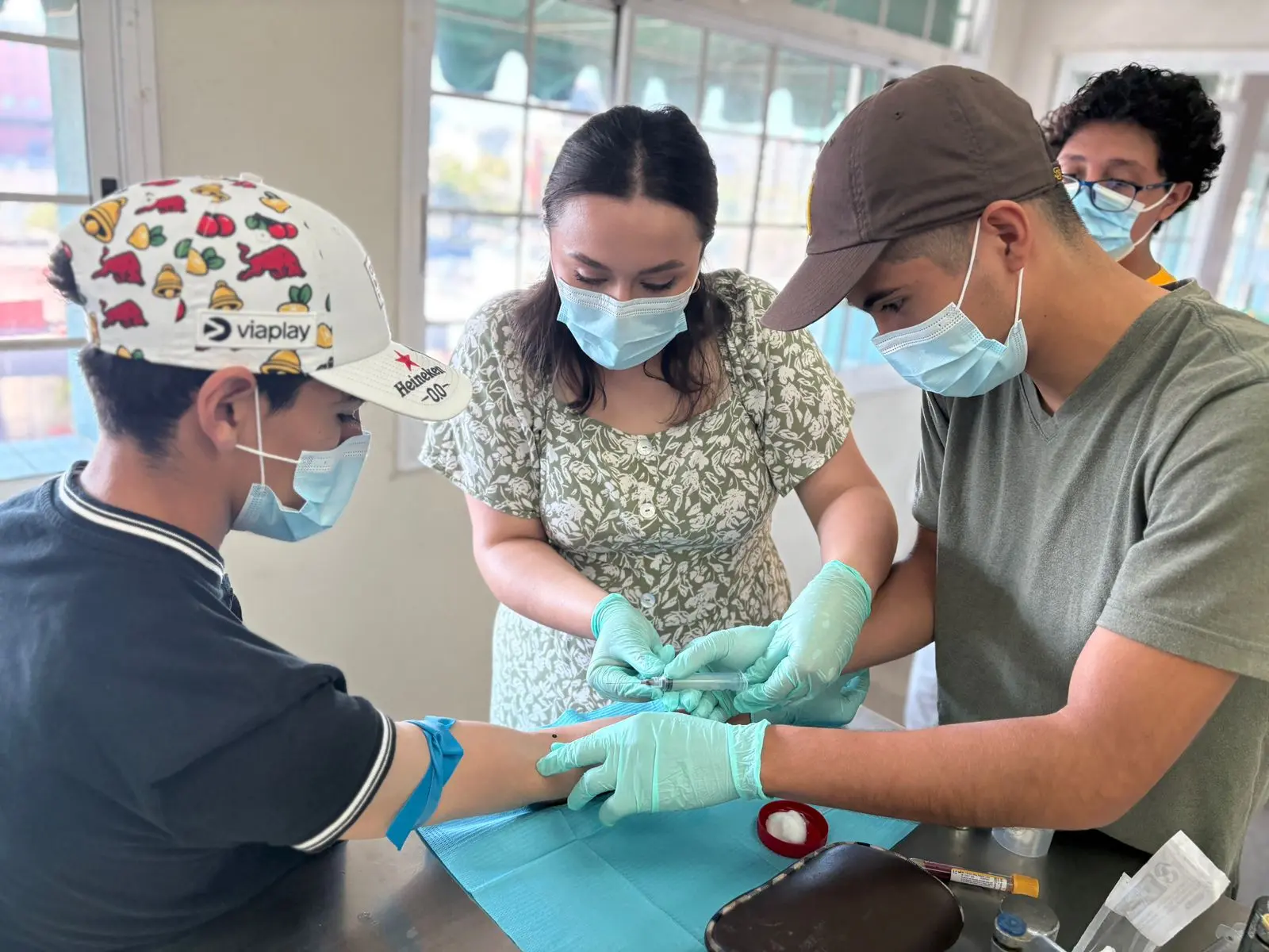 Estudiantes en clase presencial del curso Premedicina en Superfy